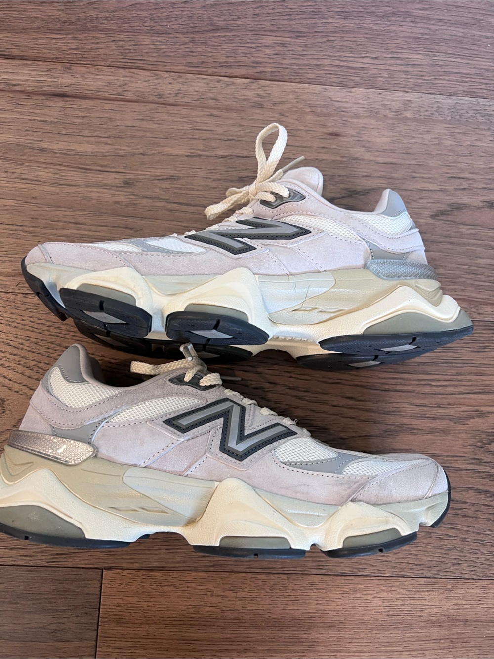 New Balance Women’s Cream and Light Gray Chunky Sneakers 9060 women 8.5 - Picture 5 of 8